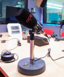 PRODUCCIÓN ENTREVISTA DE RADIO EN ESTUDIO